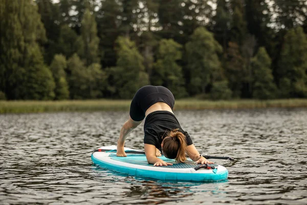 Doing Yoga Sup Board Lake Sunny Day Stand Paddle Boarding — Foto de Stock