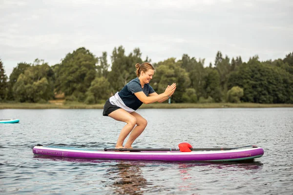 Vaidava Lettország 2021 Yoga Sup Stand Paddle Board Fantasztikus Aktív — Stock Fotó