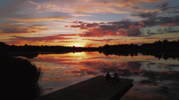 Небо Сонця Відображається Воді Над Річковим Пейзажем Природним Фоном Повітряний — стокове відео