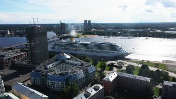 Veduta Aerea Drone Della Grande Nave Crociera Nel Porto Riga — Video Stock