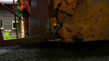 İnşaat alanı yeni asfalt yol kaldırımları, yol inşaat işçileri ve yol yapım makineleri sahnesi inşa ediyor.