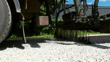 İnşaat alanı yeni asfalt yol kaldırımları, yol inşaat işçileri ve yol yapım makineleri sahnesi inşa ediyor.