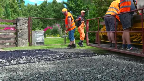 Baustelle Verlegt Neues Asphaltpflaster Straßenbauarbeiter Und Straßenbaumaschinen — Stockvideo