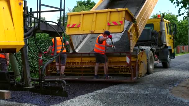 Canteiro Obras Está Colocando Novo Asfalto Estrada Pavimento Trabalhadores Construção — Vídeo de Stock