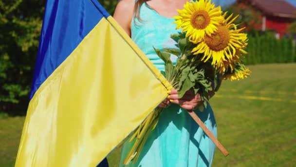 Patriotic Woman Blue Dress Holding Ukraine Flag Sunflowers Advocating Peace — Stok video