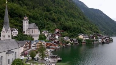 Avusturya Alplerindeki ünlü Hallstatt dağ köyünün insansız hava aracı görüntüsü. Salzkammergut bölgesi, Hallstatt, Avusturya. 