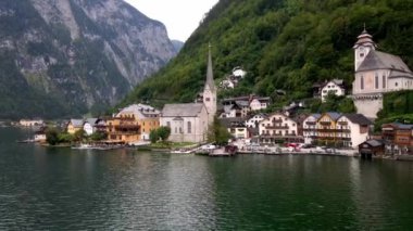 Avusturya Alplerindeki ünlü Hallstatt dağ köyünün insansız hava aracı görüntüsü. Salzkammergut bölgesi, Hallstatt, Avusturya. 