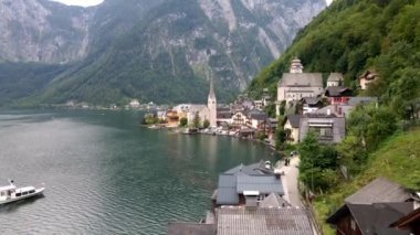 Avusturya Alplerindeki ünlü Hallstatt dağ köyünün insansız hava aracı görüntüsü. Salzkammergut bölgesi, Hallstatt, Avusturya. 