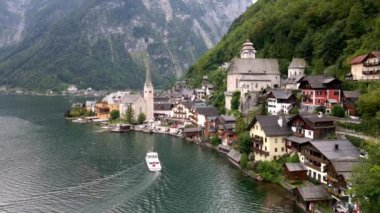 Avusturya Alplerindeki ünlü Hallstatt dağ köyünün insansız hava aracı görüntüsü. Salzkammergut bölgesi, Hallstatt, Avusturya. 