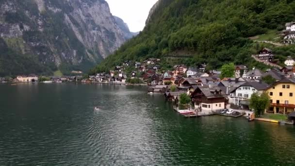 Letecký Dron Pohled Slavnou Horskou Vesnici Hallstatt Rakouských Alpách Salzkammergut — Stock video