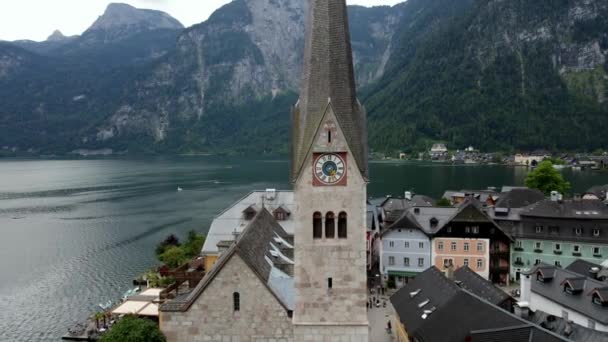 奥地利阿尔卑斯山著名的哈尔斯塔特山村的空中无人驾驶飞机视图 奥地利哈尔斯塔特Salzkammergut地区 — 图库视频影像