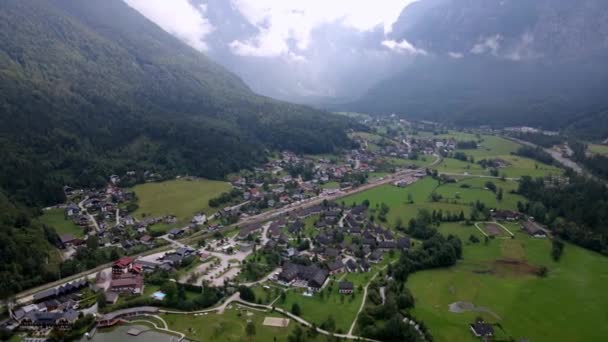 在Salzkammergut美丽的奥地利村庄Obertraun Lake Hallstatt的风景 具有传统高山住宅的奥地利阿尔卑斯山景观 — 图库视频影像