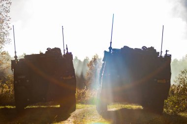 Zırhlı araçlarla savaş alanında askeri eğitim. Ordu savaş konsepti.