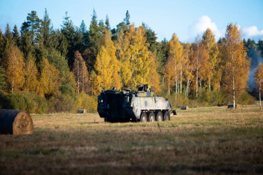 Zırhlı araçlarla savaş alanında askeri eğitim. Ordu savaş konsepti.