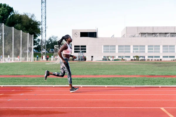 Atleta mujer velocista corriendo en pista — Foto de Stock