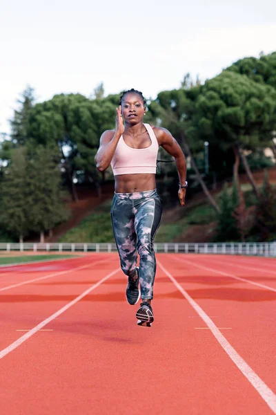 Atleta mulher velocista correndo na pista — Fotografia de Stock