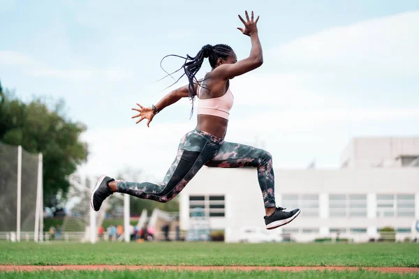Athlète afro-américain sprinter saut. Le sport — Photo