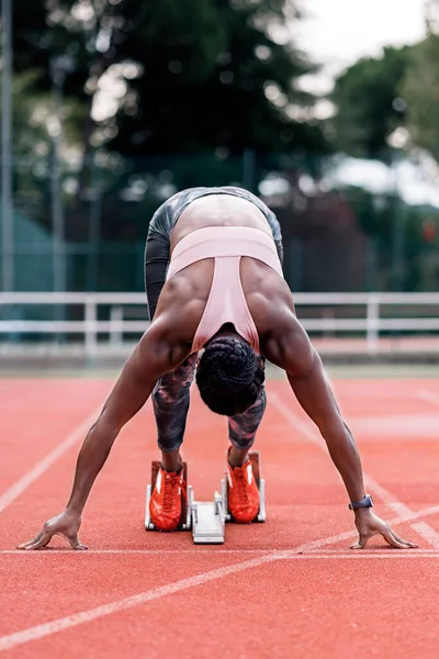 Atleta sprinter na posição inicial — Fotografia de Stock