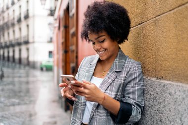 Güzel Afro Kadın Telefonu Kullanıyor
