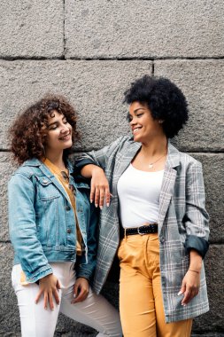 Havalı Afro Kız ve Sokakta Arkadaş