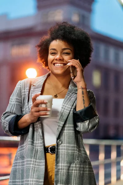 Ευτυχισμένο Afro γυναίκα χρησιμοποιώντας το τηλέφωνο — Φωτογραφία Αρχείου