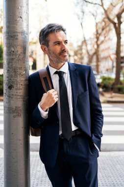 Sokaktaki dost canlısı erkek girişimci.