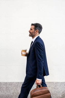 Şehirde yürüyen bir iş adamı.