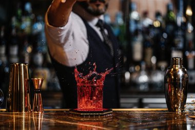 Barmen gece kulübünde kokteyl yapıyor.