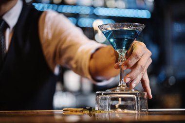 Barmen gece kulübünde kokteyl yapıyor.