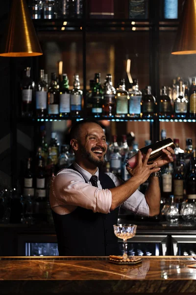 Barman está haciendo cóctel en el club nocturno. . — Foto de Stock