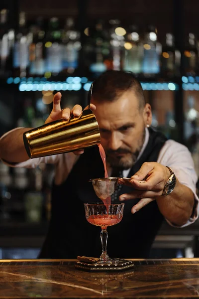 Barman está haciendo cóctel en el club nocturno. . — Foto de Stock