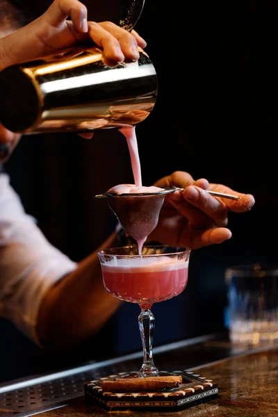 Barman está haciendo cóctel en el club nocturno. . — Foto de Stock