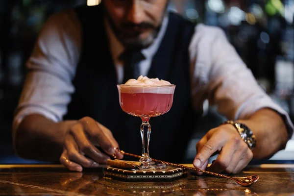 Barman is making cocktail at night club. — Stock Photo, Image