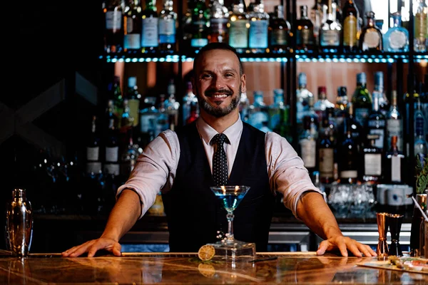 Barman está haciendo cóctel en el club nocturno. . — Foto de Stock