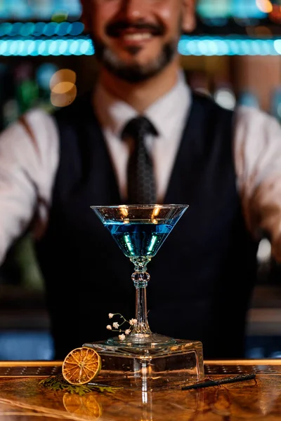 Barman está fazendo coquetel no clube noturno . — Fotografia de Stock