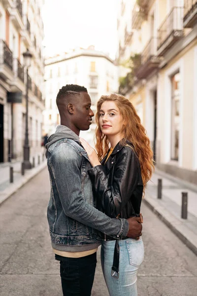 Älska vackra multietniska unga par — Stockfoto