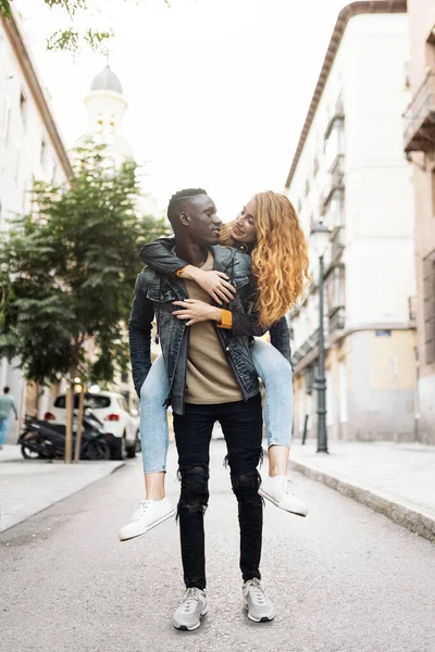 Amar Hermosa pareja joven multiétnica — Foto de Stock