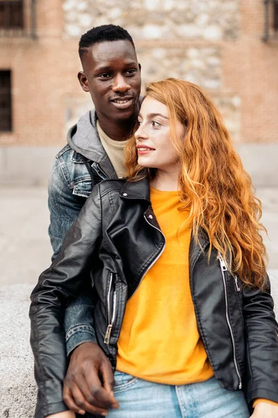 Älska vackra multietniska unga par — Stockfoto