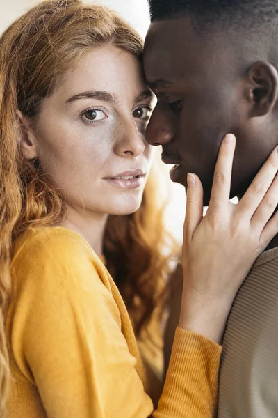 Amante Multiétnico Jovem Casal Retrato Closeup — Fotografia de Stock