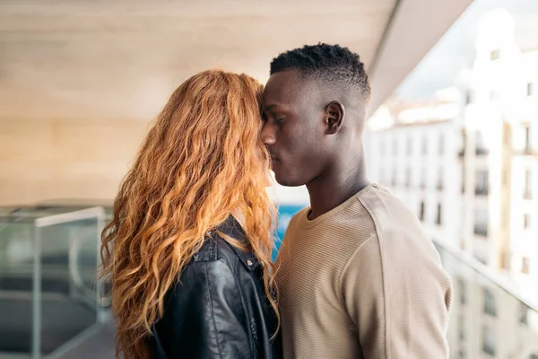 Aimer multiethnique jeune couple portrait — Photo