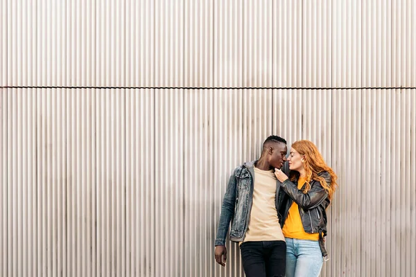 Retrato de pareja joven multiétnico amoroso — Foto de Stock