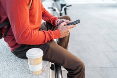 Gülümseyen ve Telefonu Kullanan Adam