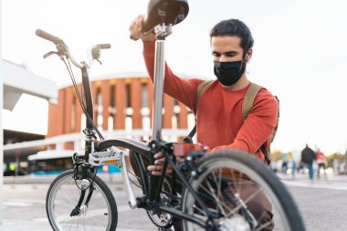 Katlanan Bisiklet Kullanan Genç Adam