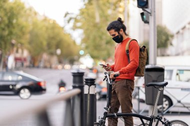 Çıkarılabilir Bisikletli Genç Adam