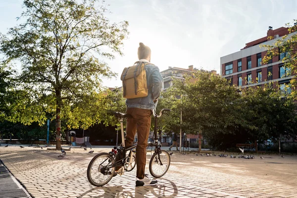 Ο άνθρωπος που χρησιμοποιεί ποδήλατο στην πόλη — Φωτογραφία Αρχείου