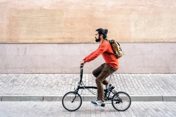 Cool Man jazda na rowerze w mieście — Zdjęcie stockowe