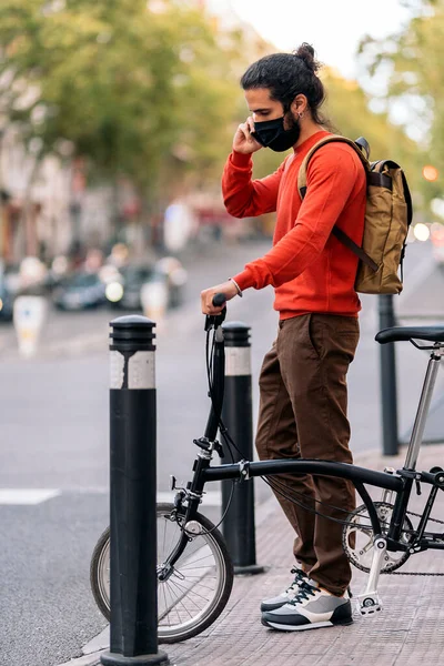 Anak muda dengan sepeda lepas. — Stok Foto