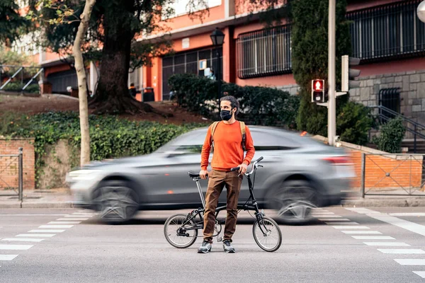 Giovane uomo con bici in strada — Foto Stock