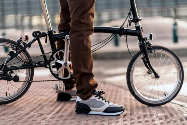 Unrecognized Person with Detachable Bike — Stock Photo, Image