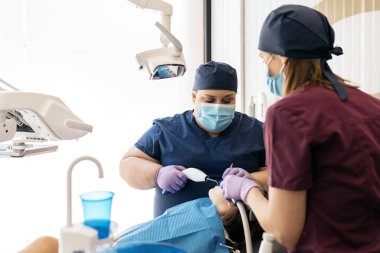 Genç Hastayla Diş Kliniği Çalışanları